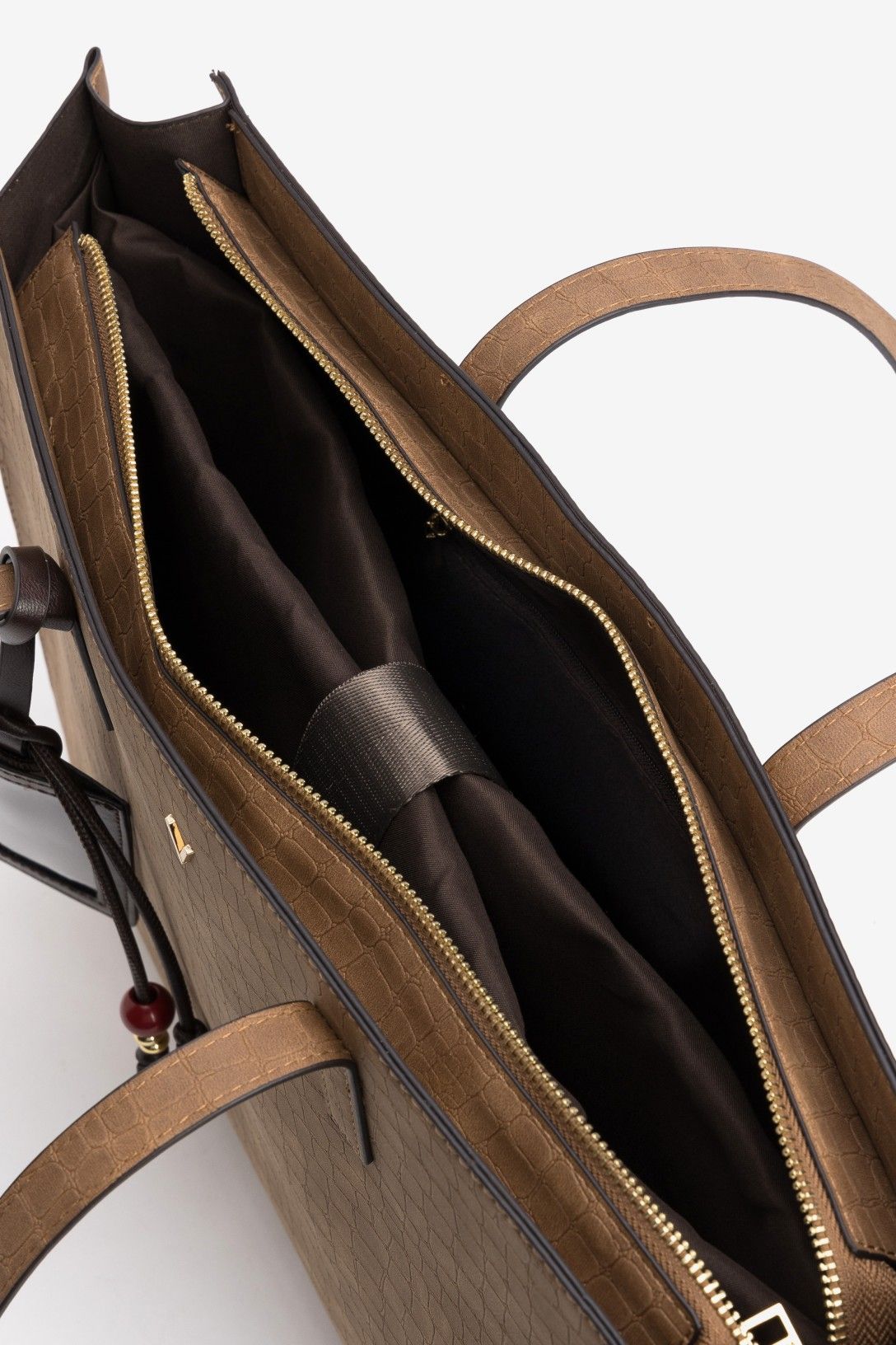 Bolso Ancho en Tono Camel Charms Decorativo