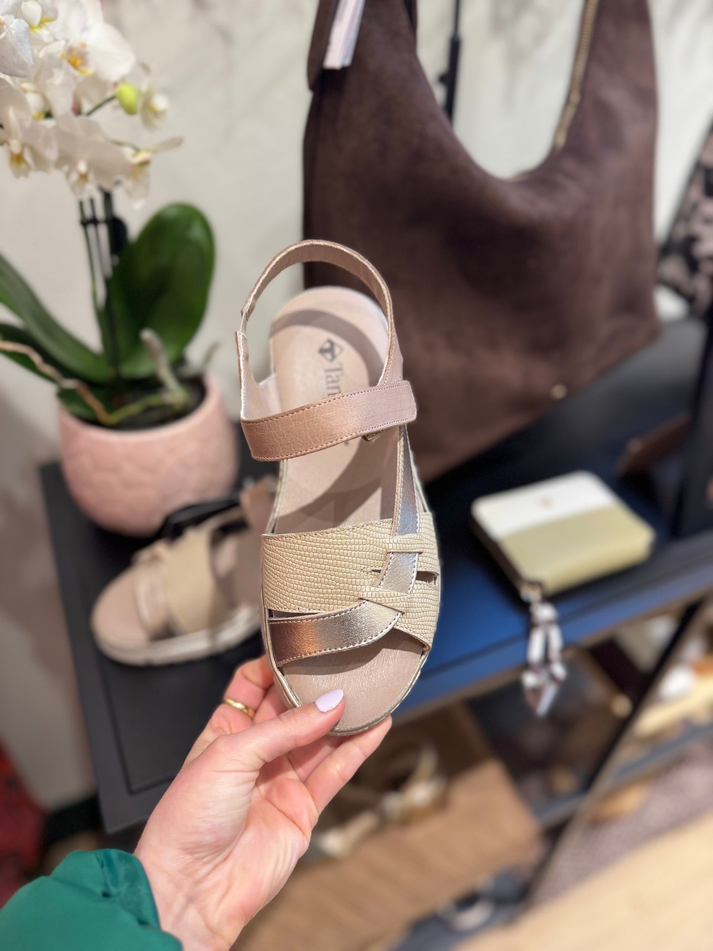 Sandalia Velcro Oro