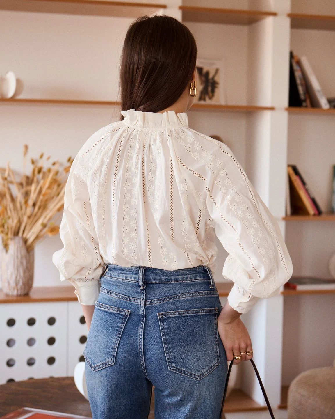 Blusa Con Lazo y Bordados Calados