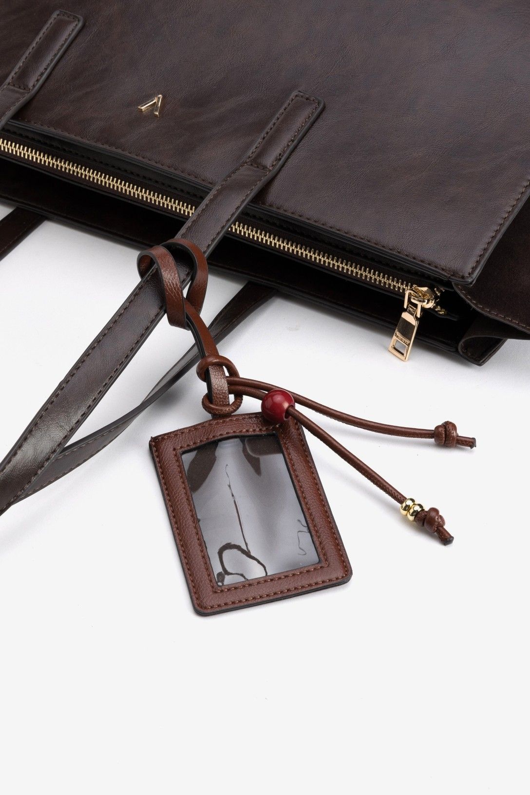 Bolso Ancho en Tono Marrón Charms Decorativo