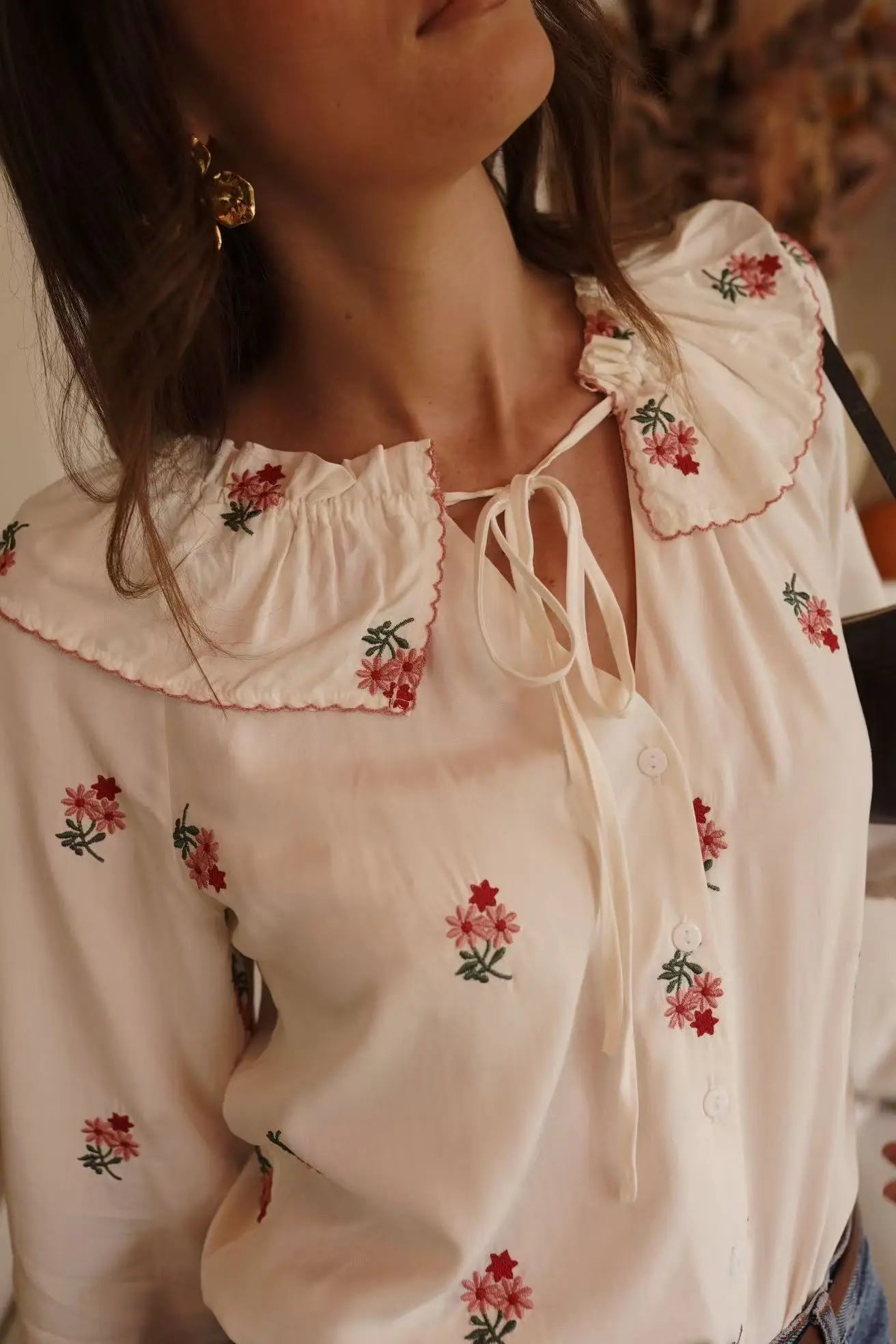 Blusa Bordada Con Cuello Con Volantes