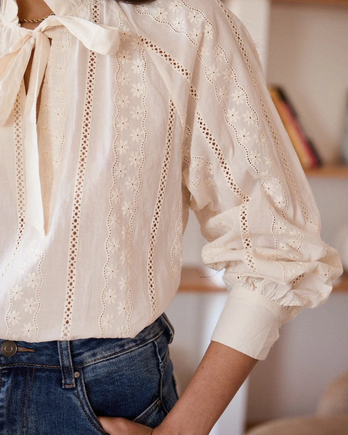 Blusa Con Lazo y Bordados Calados