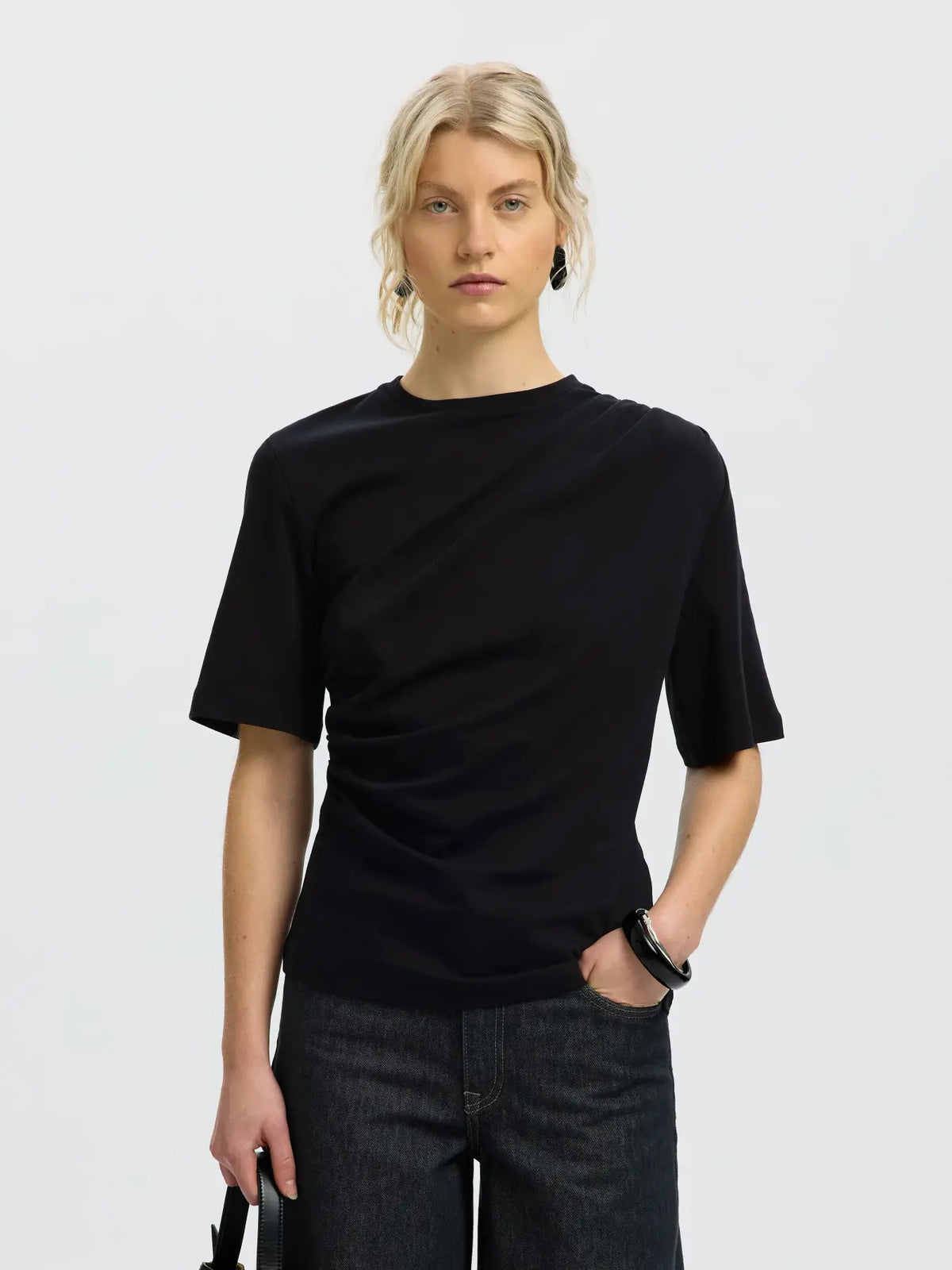 Camiseta Básica Negra Frunces