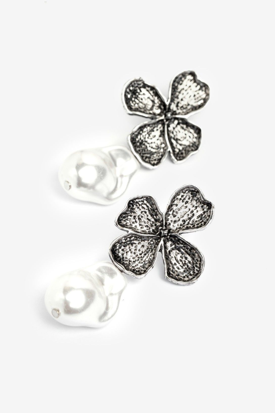Pendientes Plateados Flor y Perla