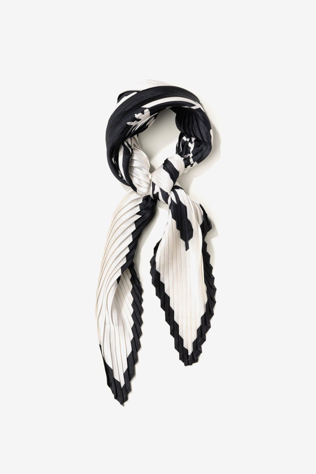Bandana Plisada Blanca y Negra Flor