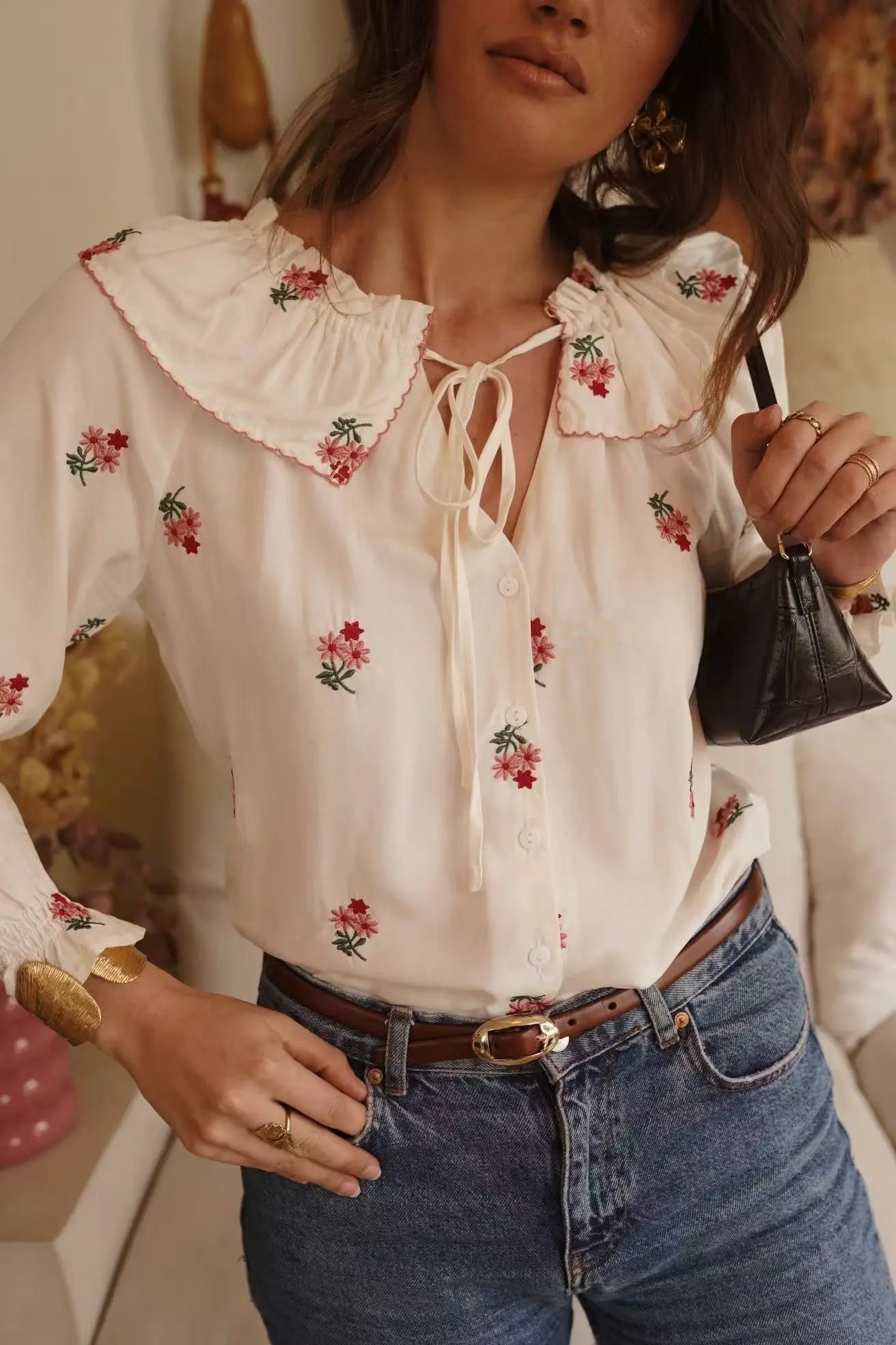 Blusa Bordada Con Cuello Con Volantes