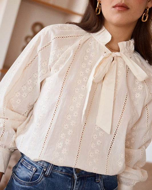 Blusa Con Lazo y Bordados Calados
