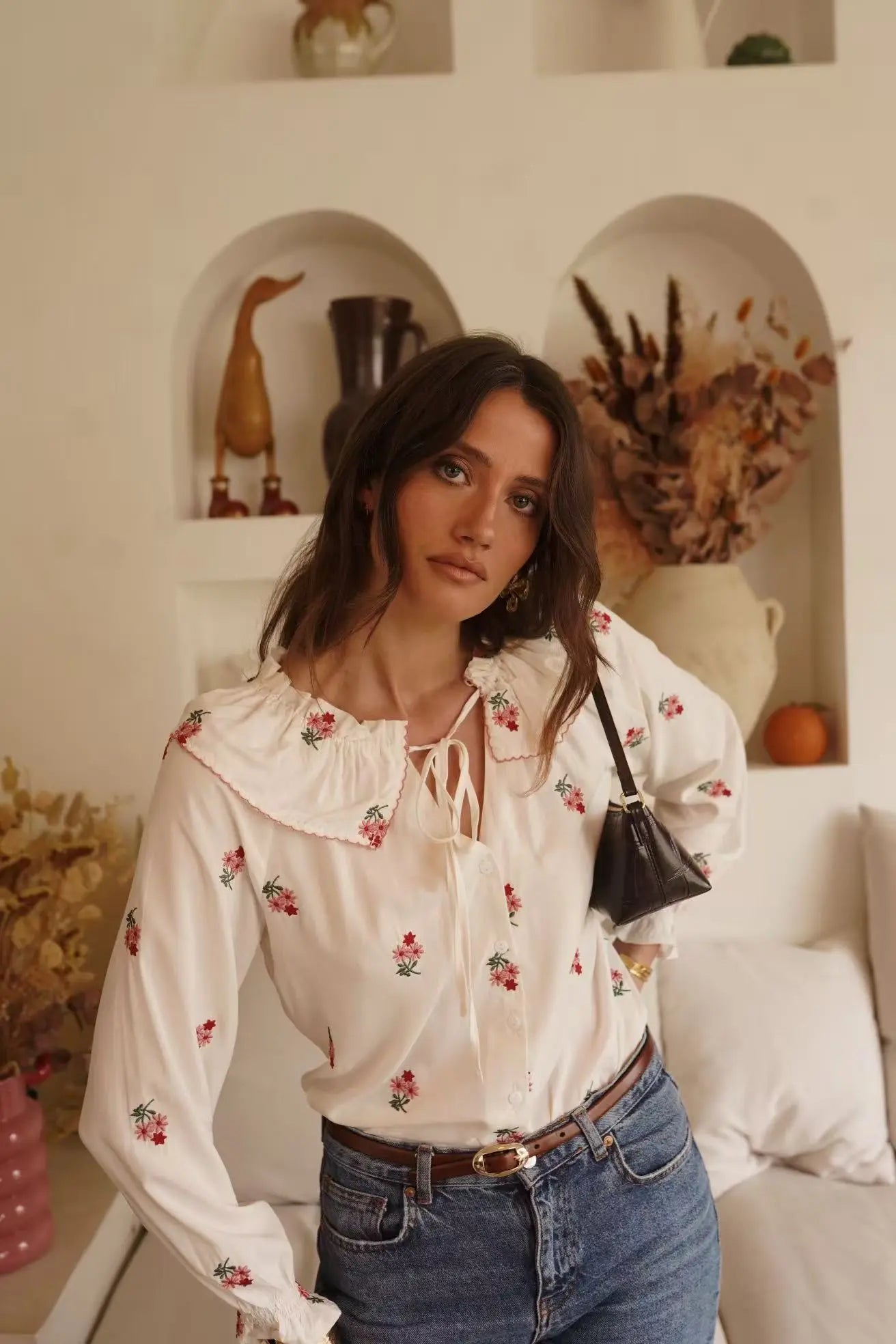 Blusa Bordada Con Cuello Con Volantes