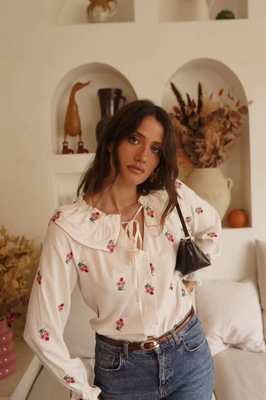 Blusa Bordada Con Cuello Con Volantes