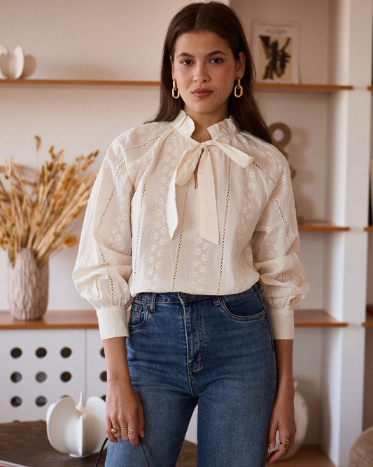 Blusa Con Lazo y Bordados Calados